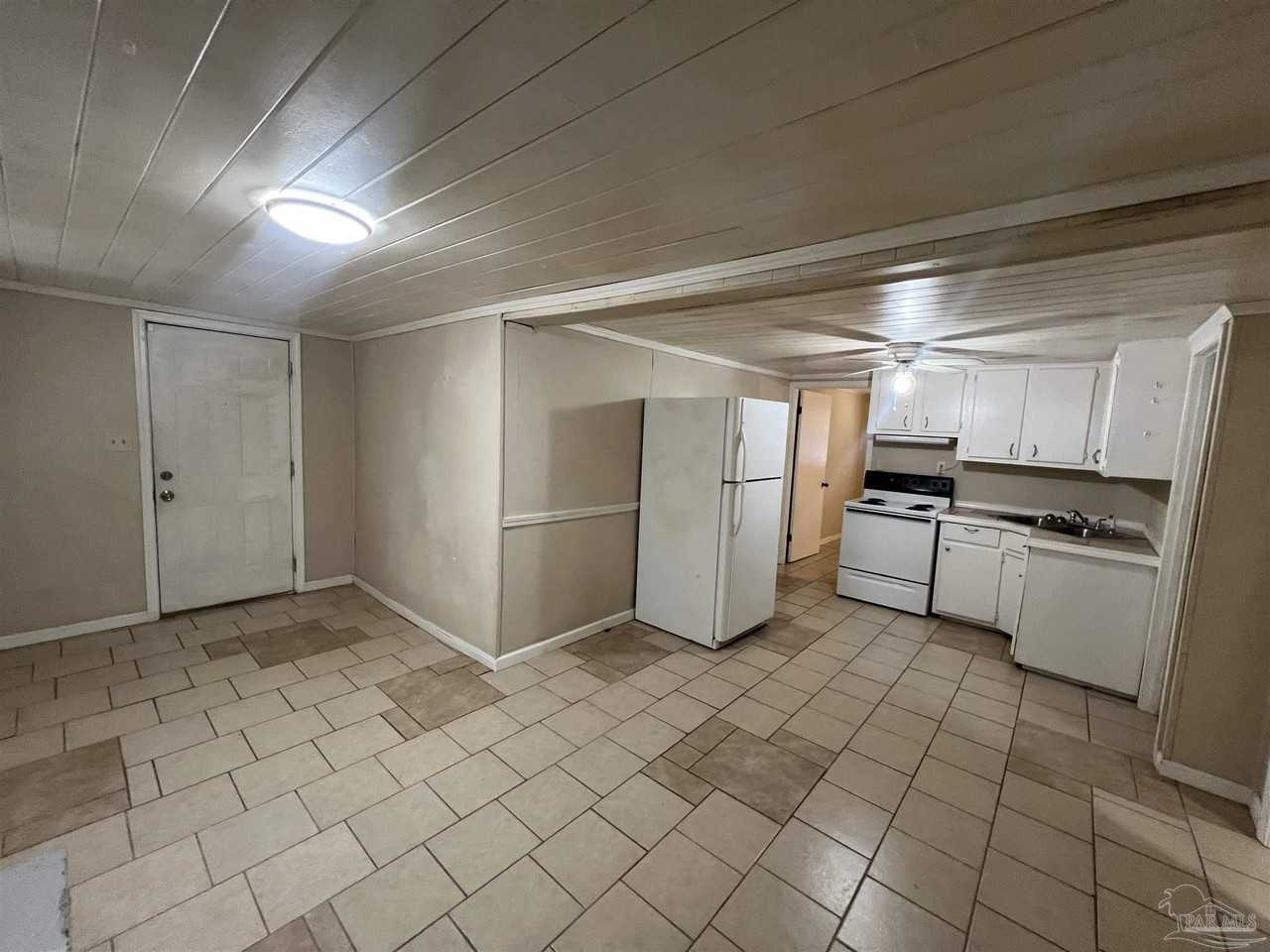 1036 Hawthorn Dr #B - Photo 2 of 13