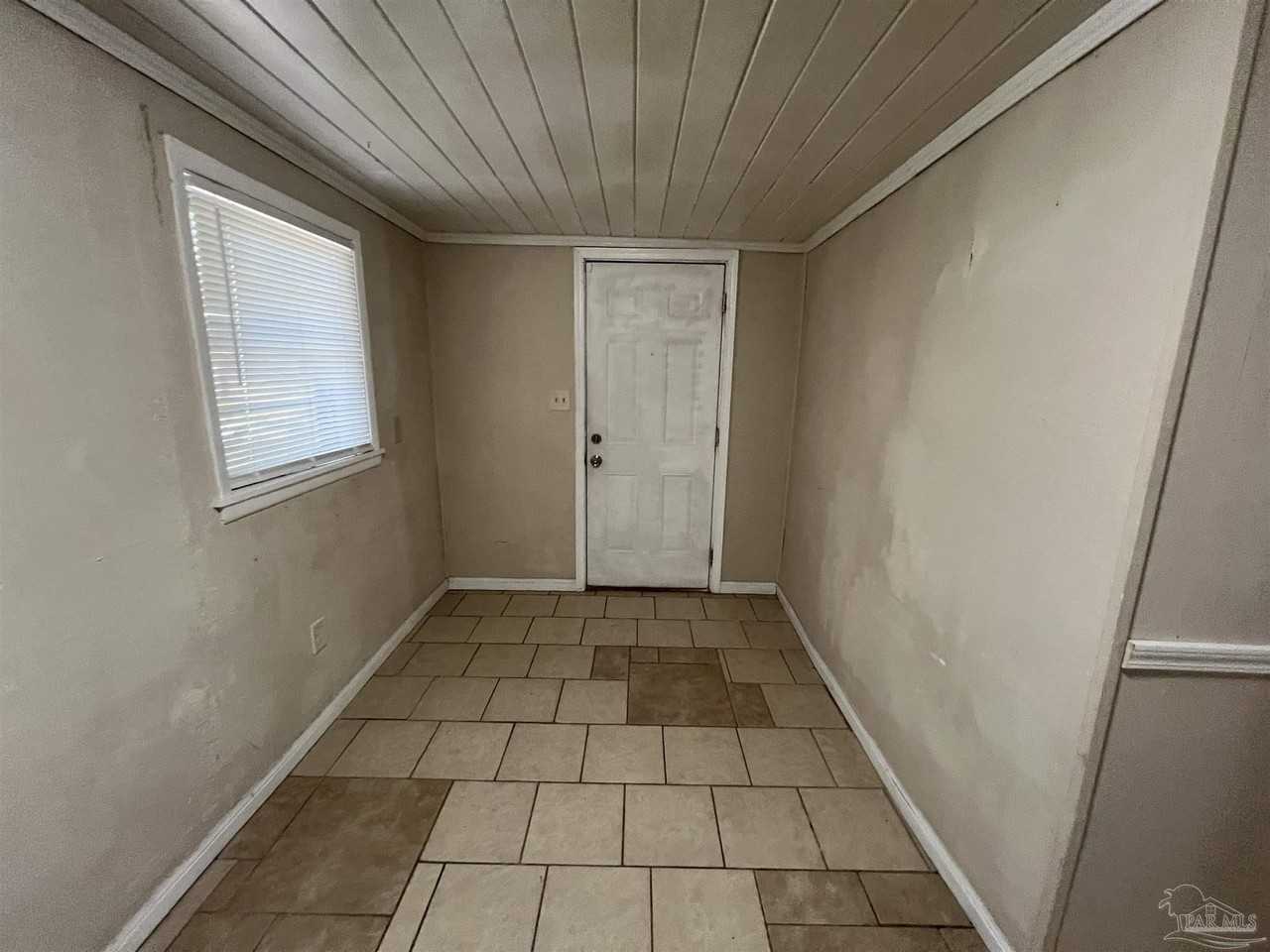 1036 Hawthorn Dr #B - Photo 3 of 13