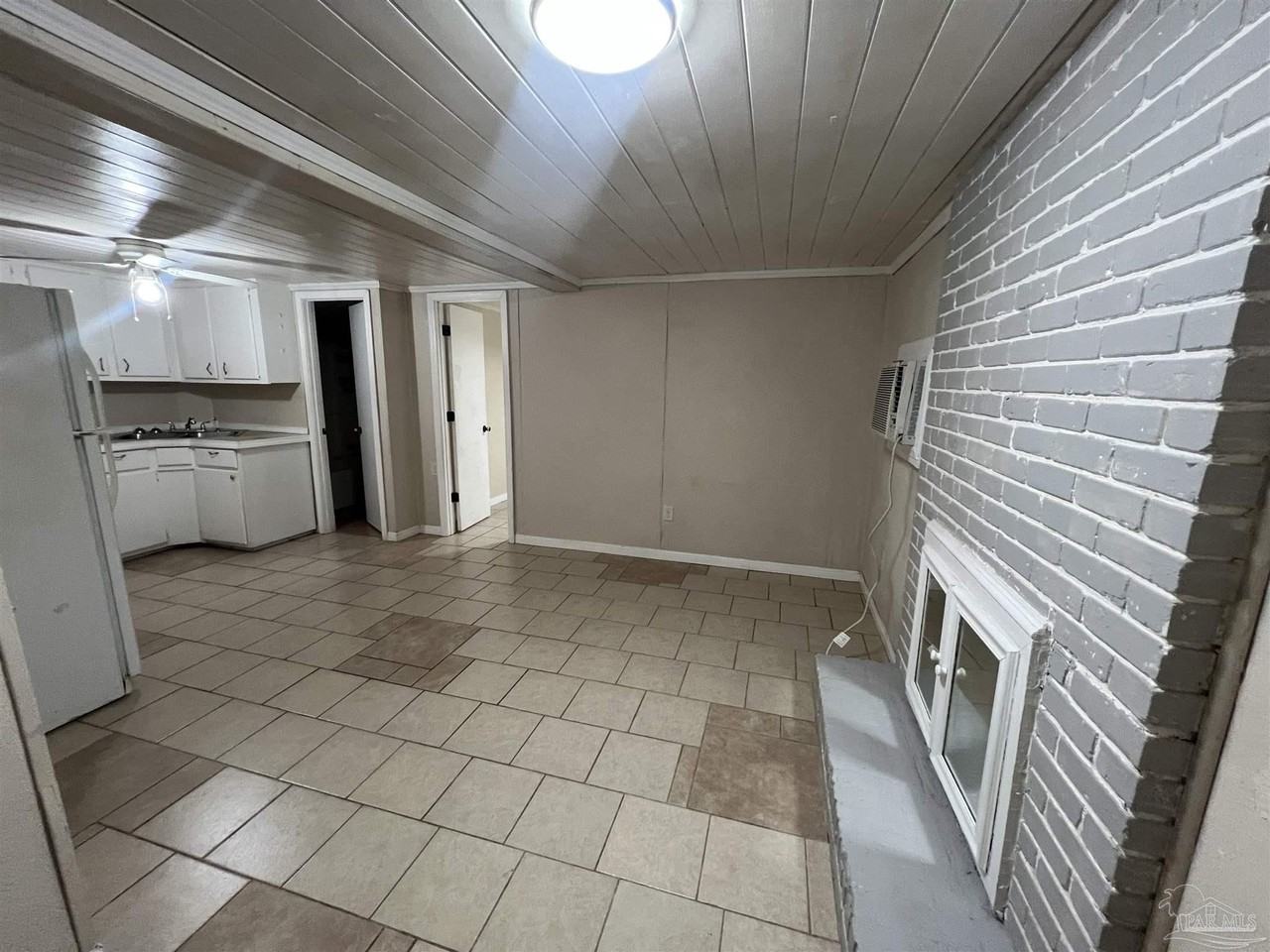 1036 Hawthorn Dr #B - Photo 4 of 13