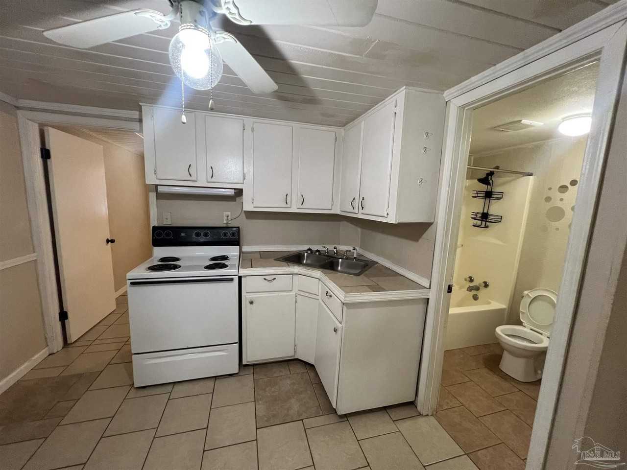 1036 Hawthorn Dr #B - Photo 5 of 13