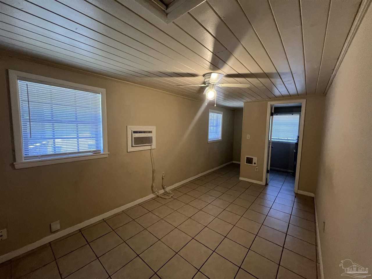 1036 Hawthorn Dr #B - Photo 7 of 13