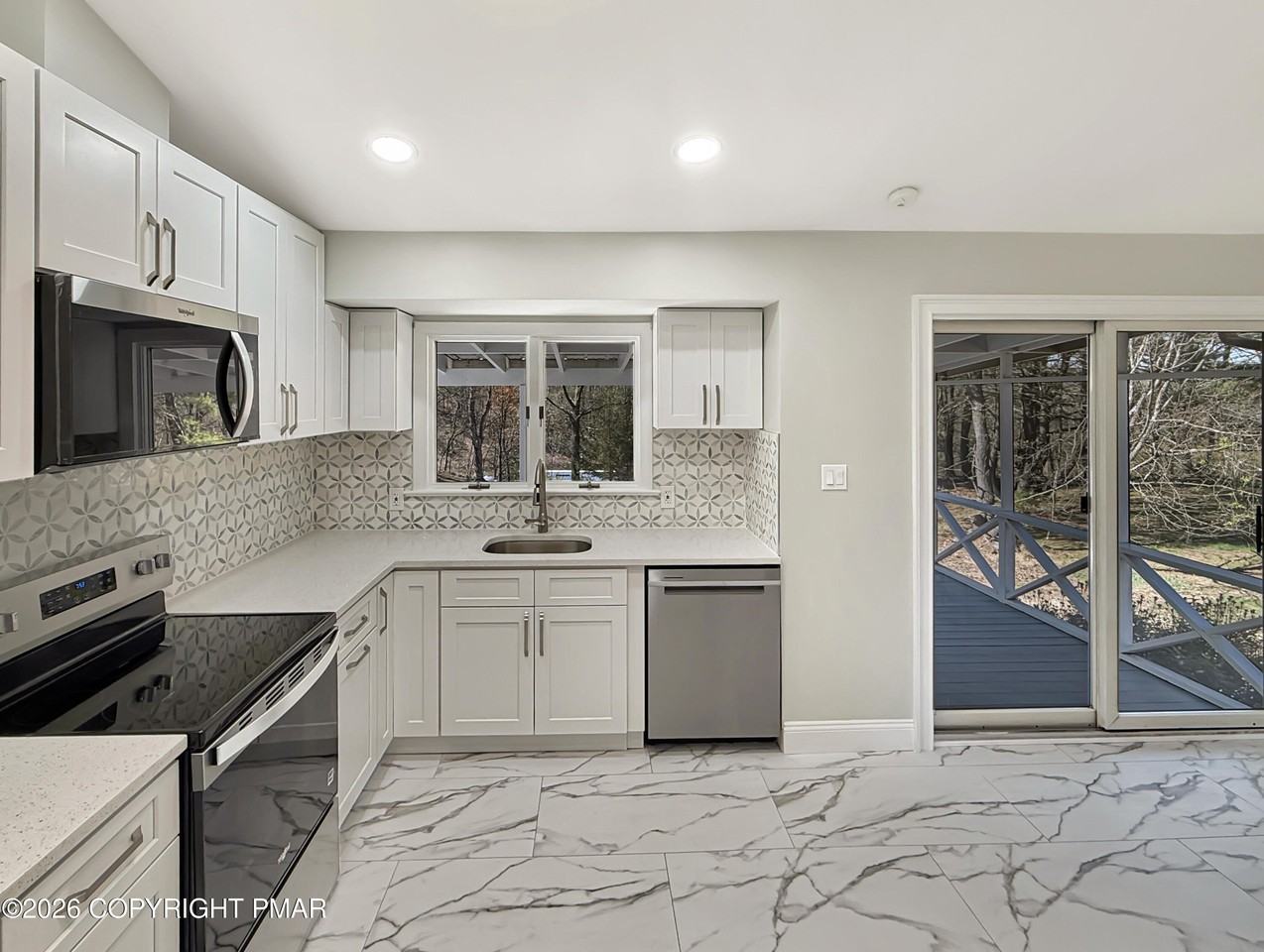 308 Hemlock Ln - Photo 4 of 21