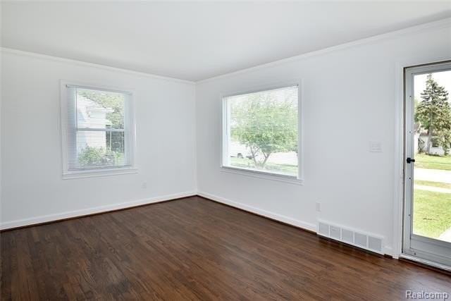 4121 Linwood Ave - Photo 3 of 28