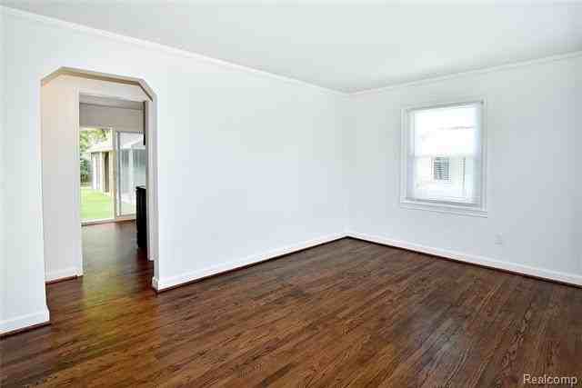 4121 Linwood Ave - Photo 5 of 28