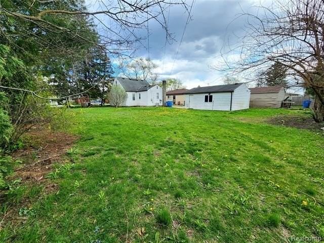 6147 Whitefield St - Photo 5 of 42