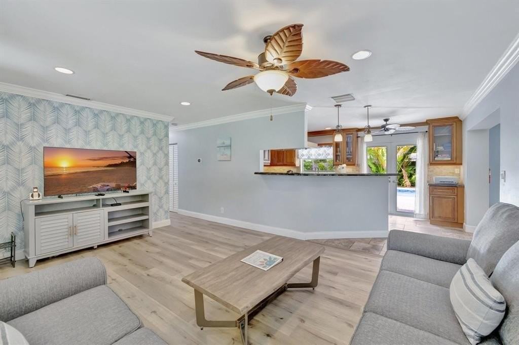 925 Ne 25th Ave - Photo 5 of 38