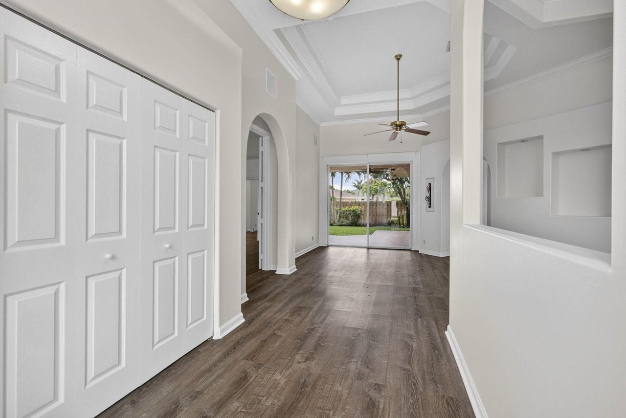 13805 Folkestone Cir - Photo 4 of 44