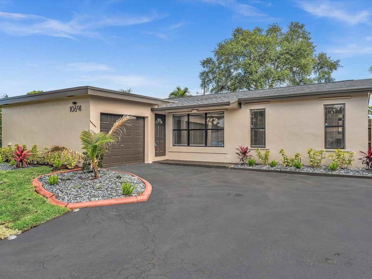10691 Nw 28th St - Photo 3 of 50
