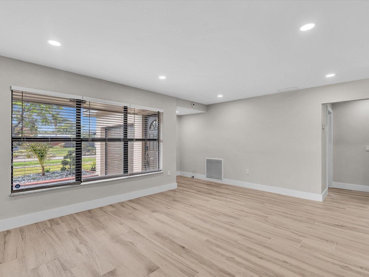 10691 Nw 28th St - Photo 7 of 50