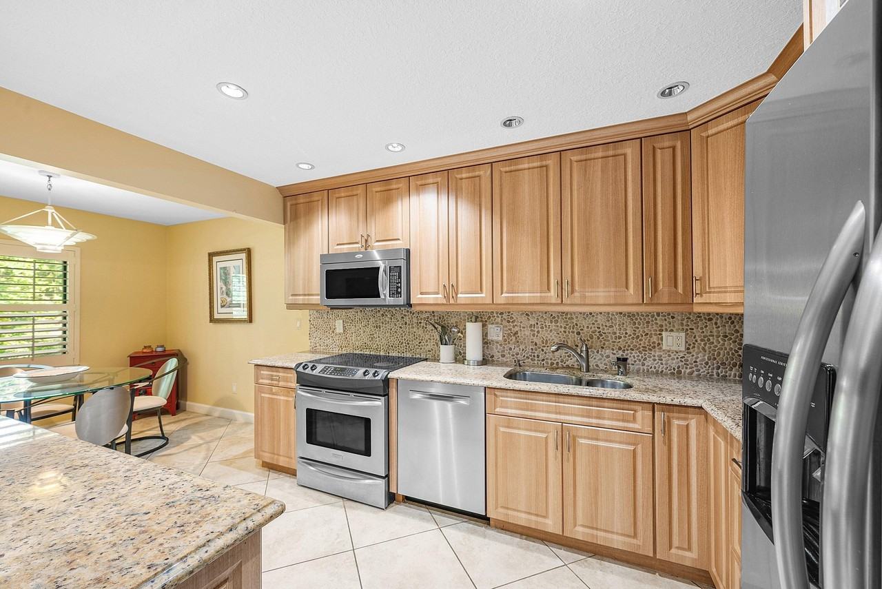 22 Westgate Ln #E - Photo 3 of 50