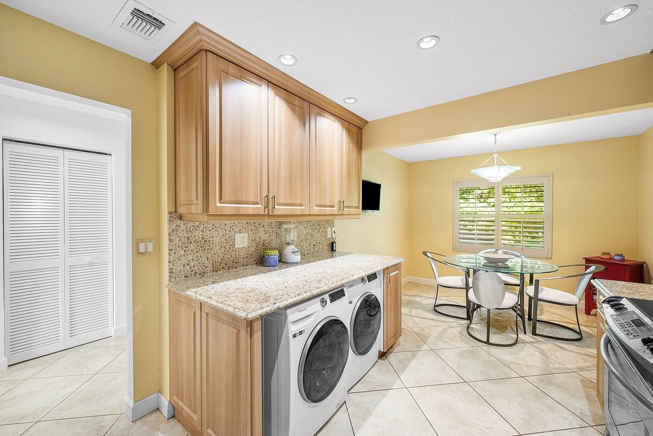 22 Westgate Ln #E - Photo 4 of 50