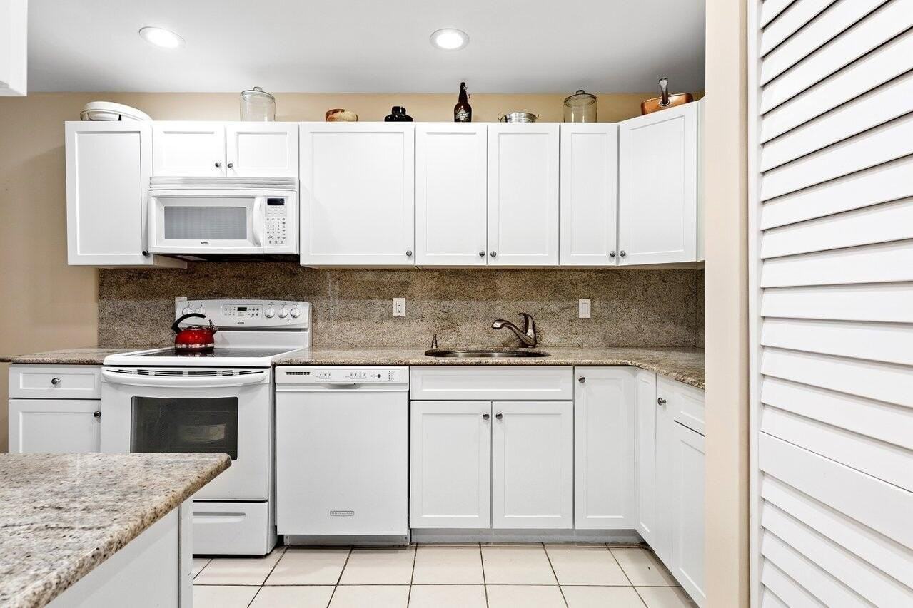 7 Southport Ln #E - Photo 4 of 41