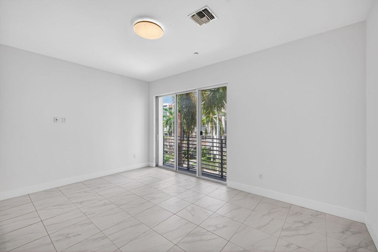 1044 Ne 18th Ave #203 - Photo 6 of 50