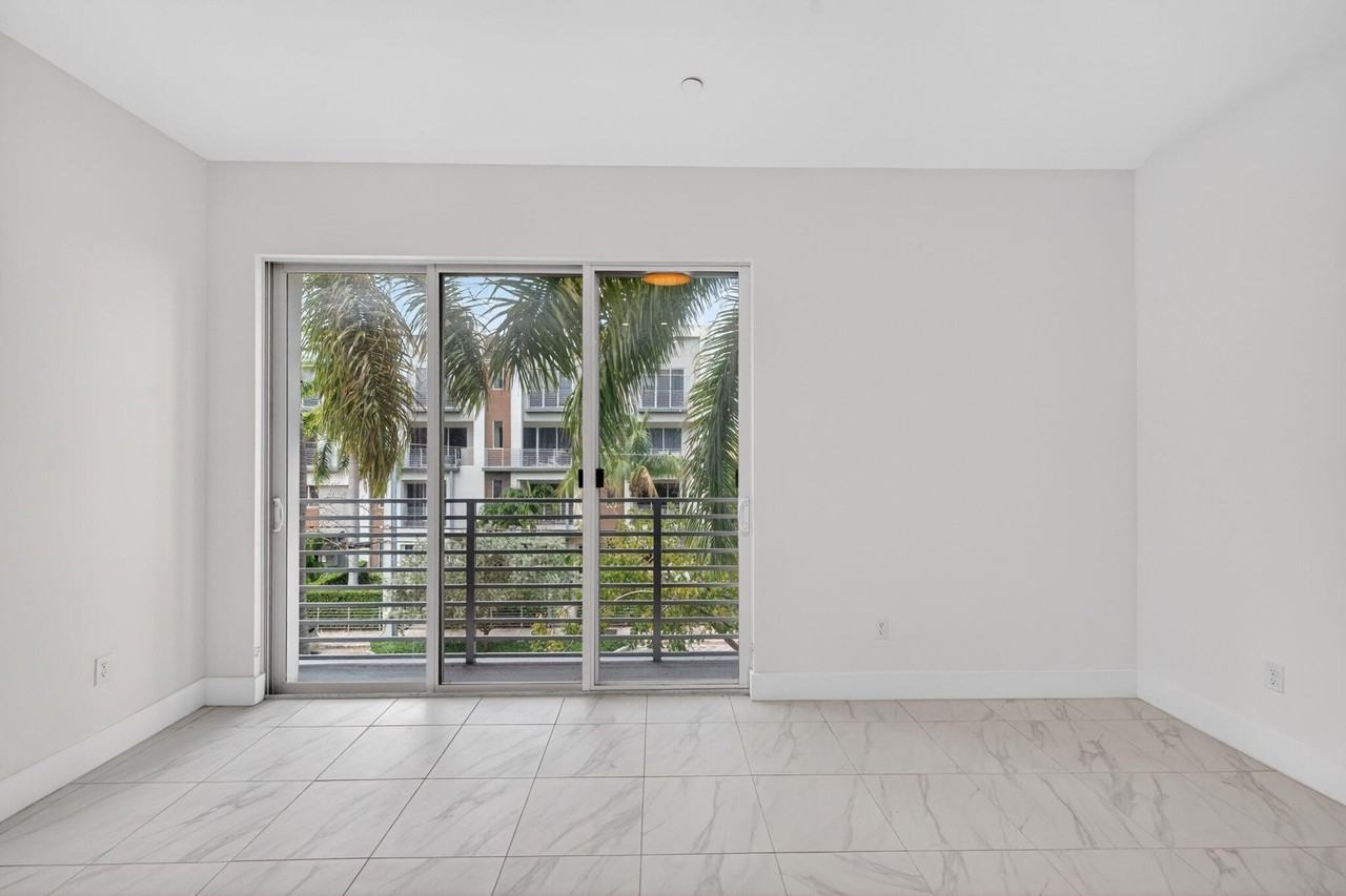 1044 Ne 18th Ave #203 - Photo 7 of 50