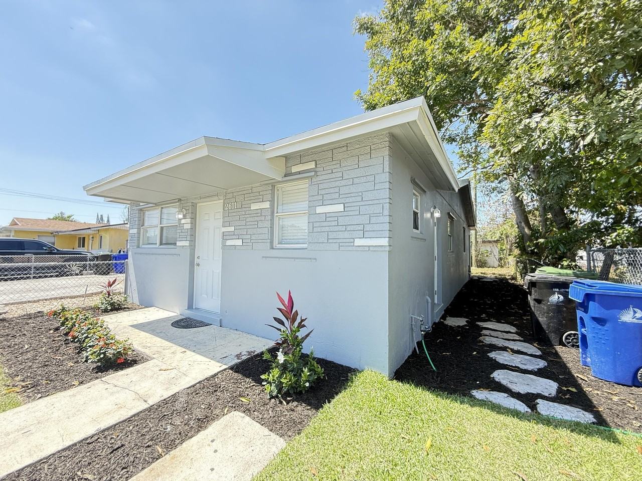 2611 Nw 21st St - Photo 2 of 10