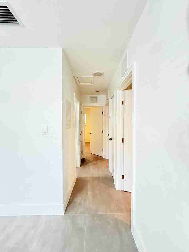 2611 Nw 21st St - Photo 4 of 10