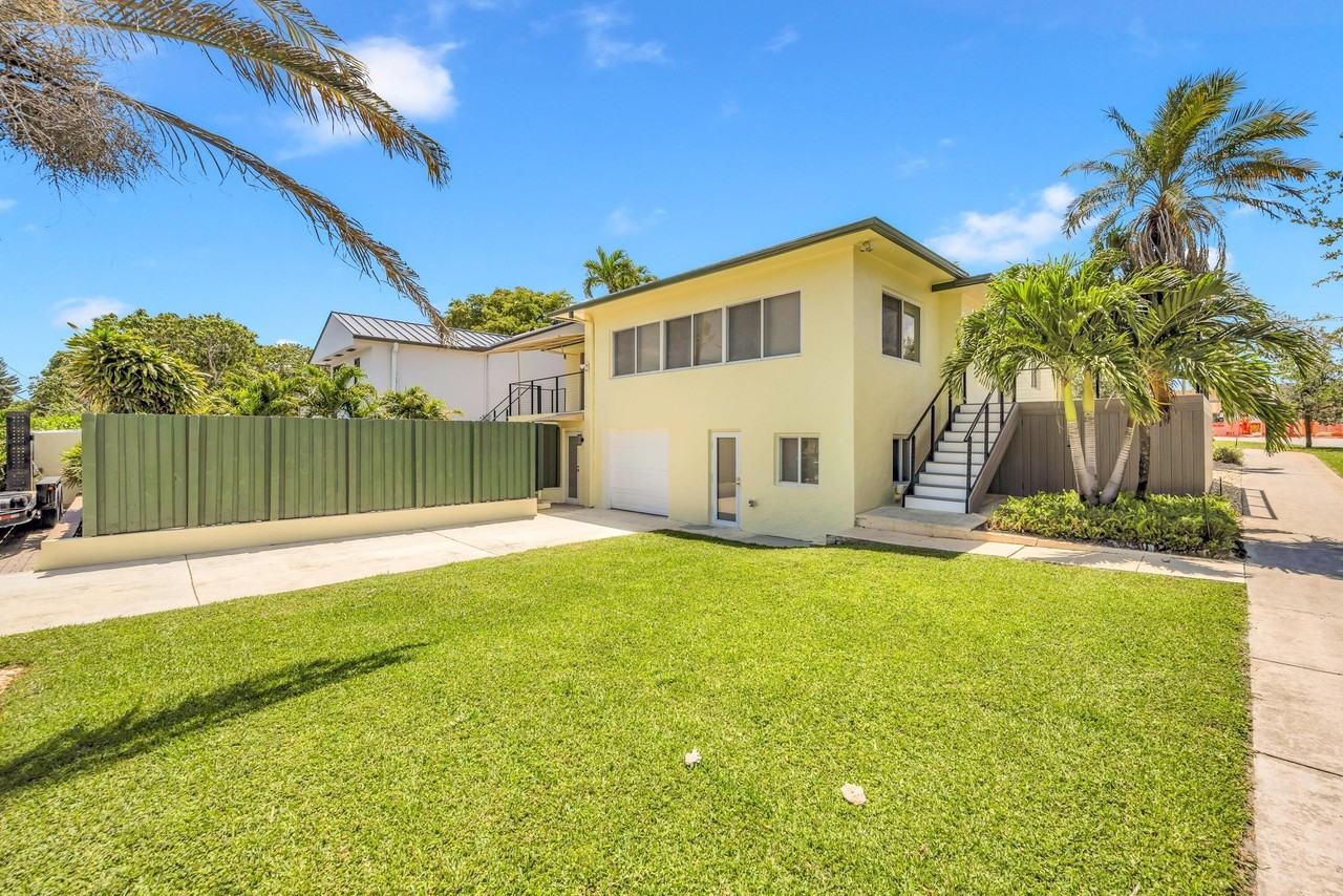 606 N Victoria Park Rd - Photo 2 of 4