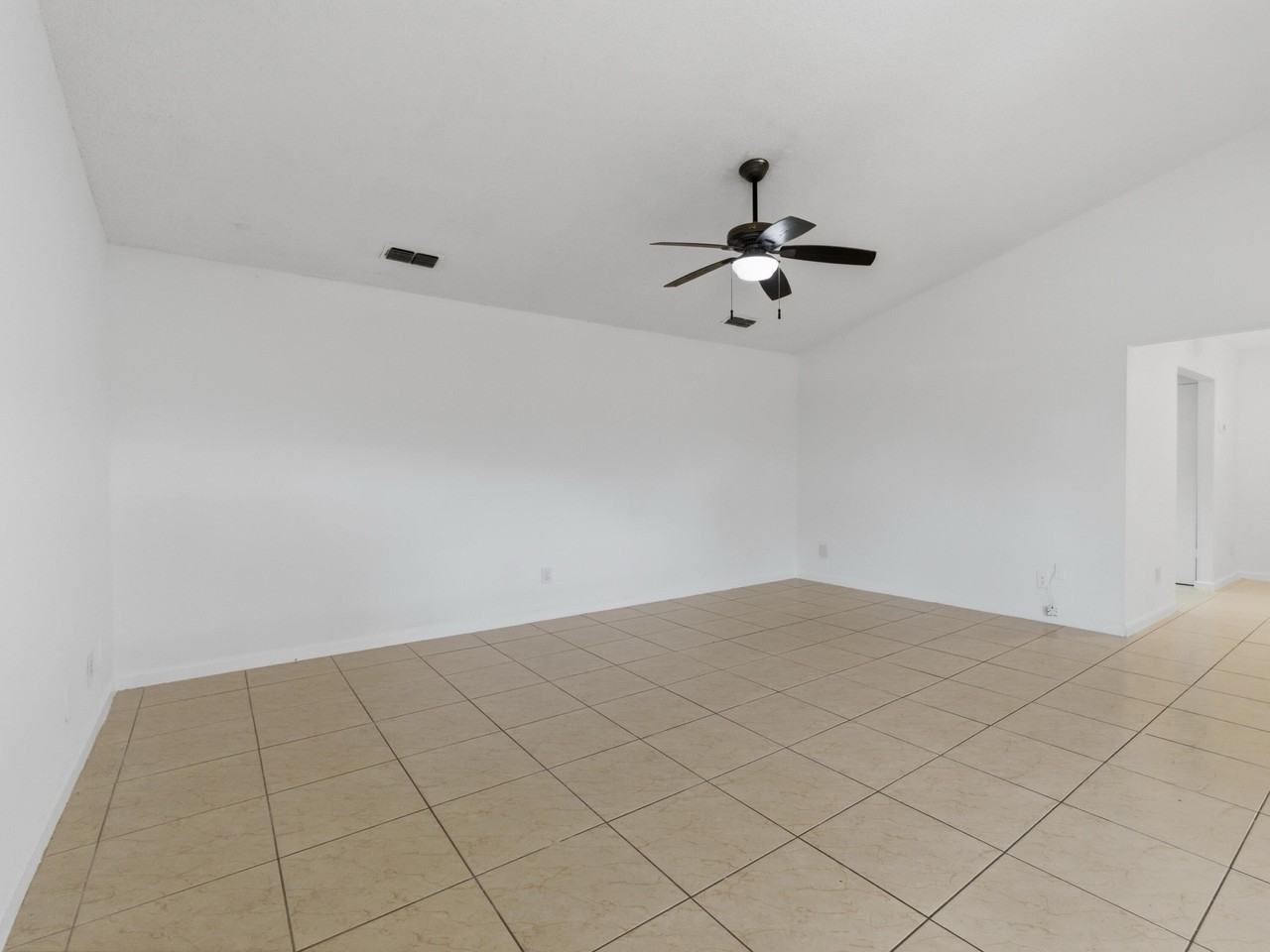 1020 Manor Dr - Photo 6 of 32