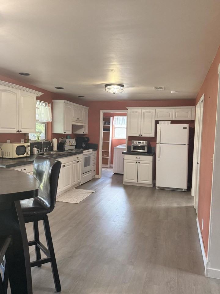 1881 Se Manth Ln - Photo 6 of 10