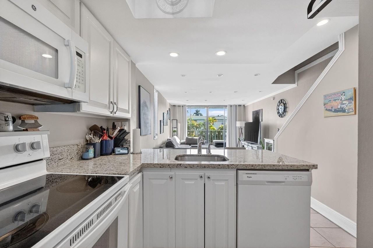 1531 Se 15th St #6 - Photo 2 of 27