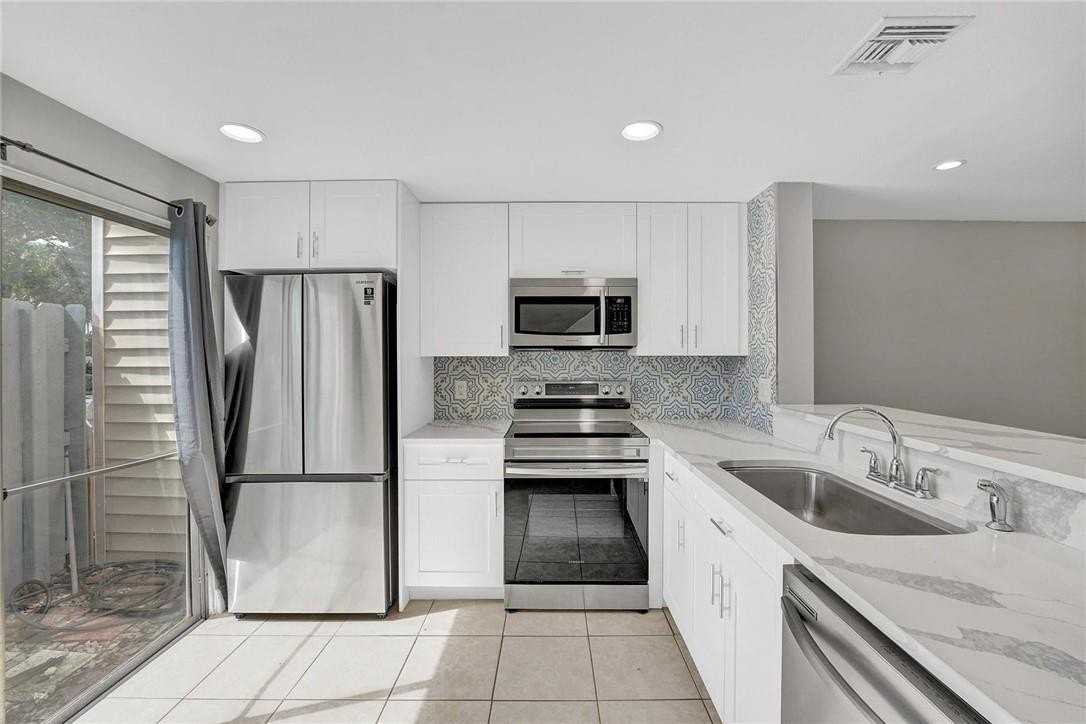 55 Sw 3rd St - Photo 7 of 34