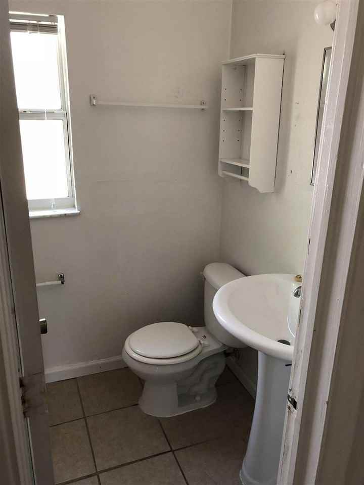 2404 Surrey St - Photo 7 of 11