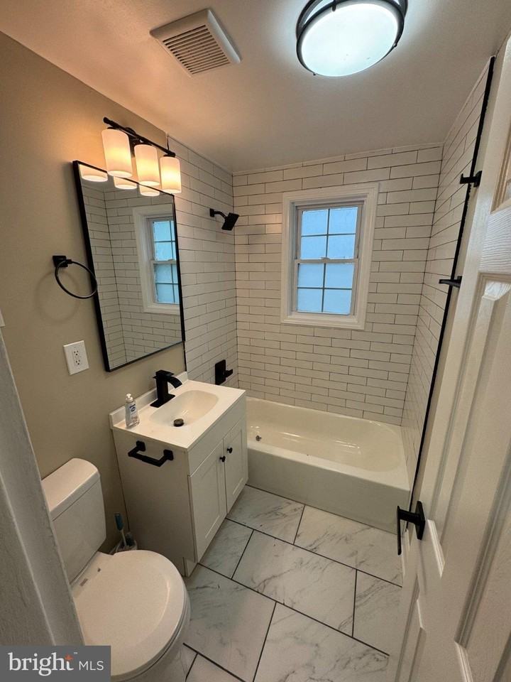 1316 Eastern Ave Ne - Photo 7 of 31