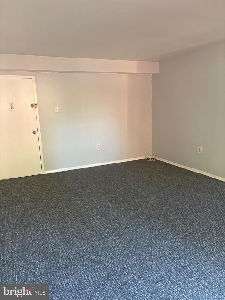 215 Victor Pkwy Apt D #215D - Photo 2 of 12