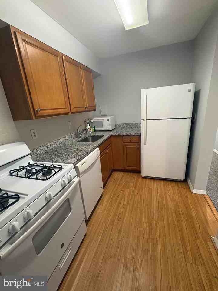 215 Victor Pkwy Apt D #215D - Photo 4 of 12