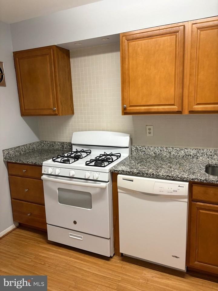 215 Victor Pkwy Apt D #215D - Photo 5 of 12