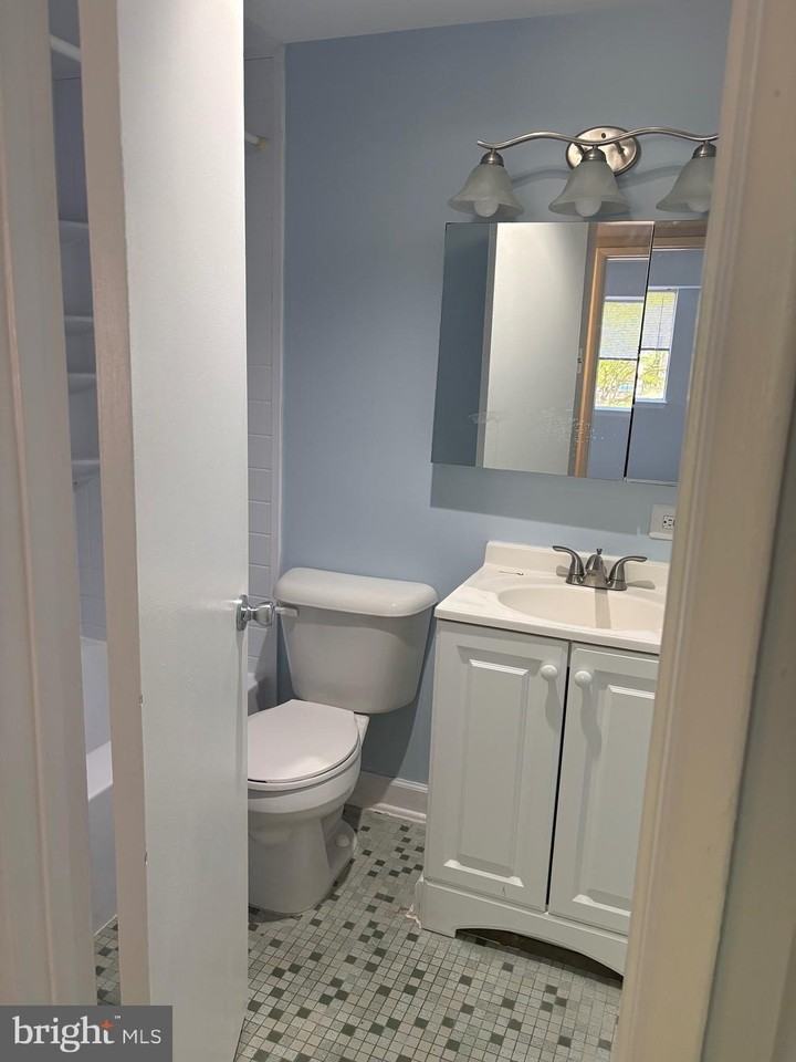 215 Victor Pkwy Apt D #215D - Photo 6 of 12