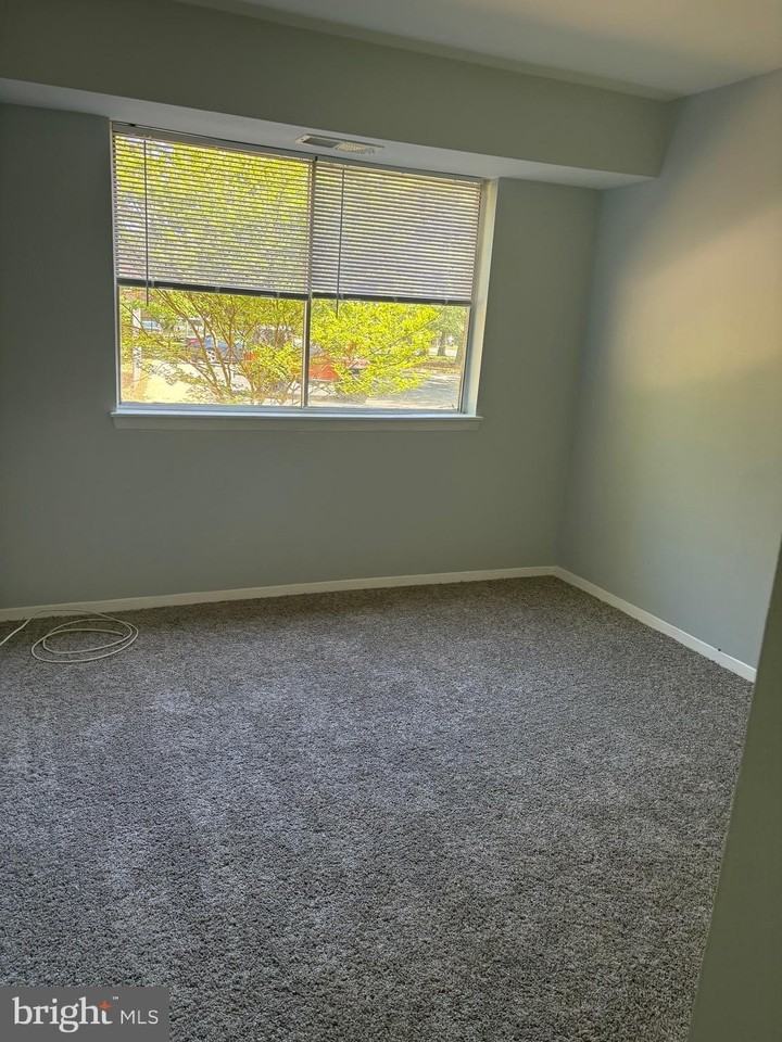 215 Victor Pkwy Apt D #215D - Photo 7 of 12