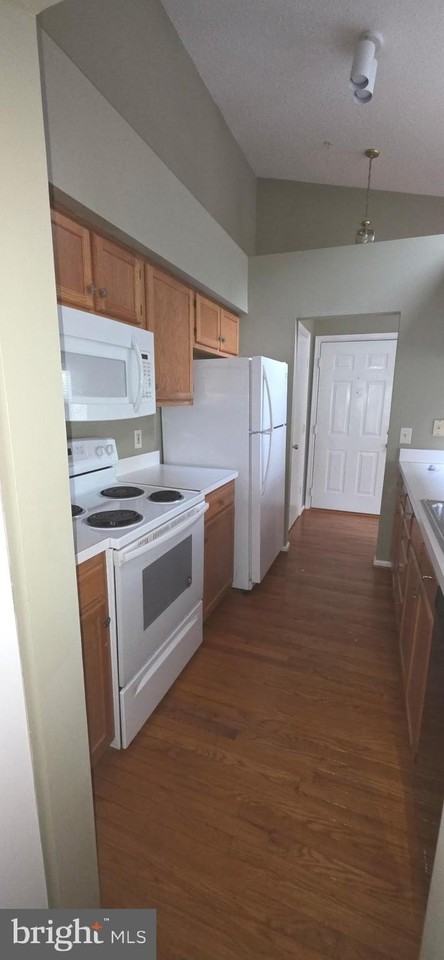 14201 Woolen Oak Ct #9-32 - Photo 5 of 10