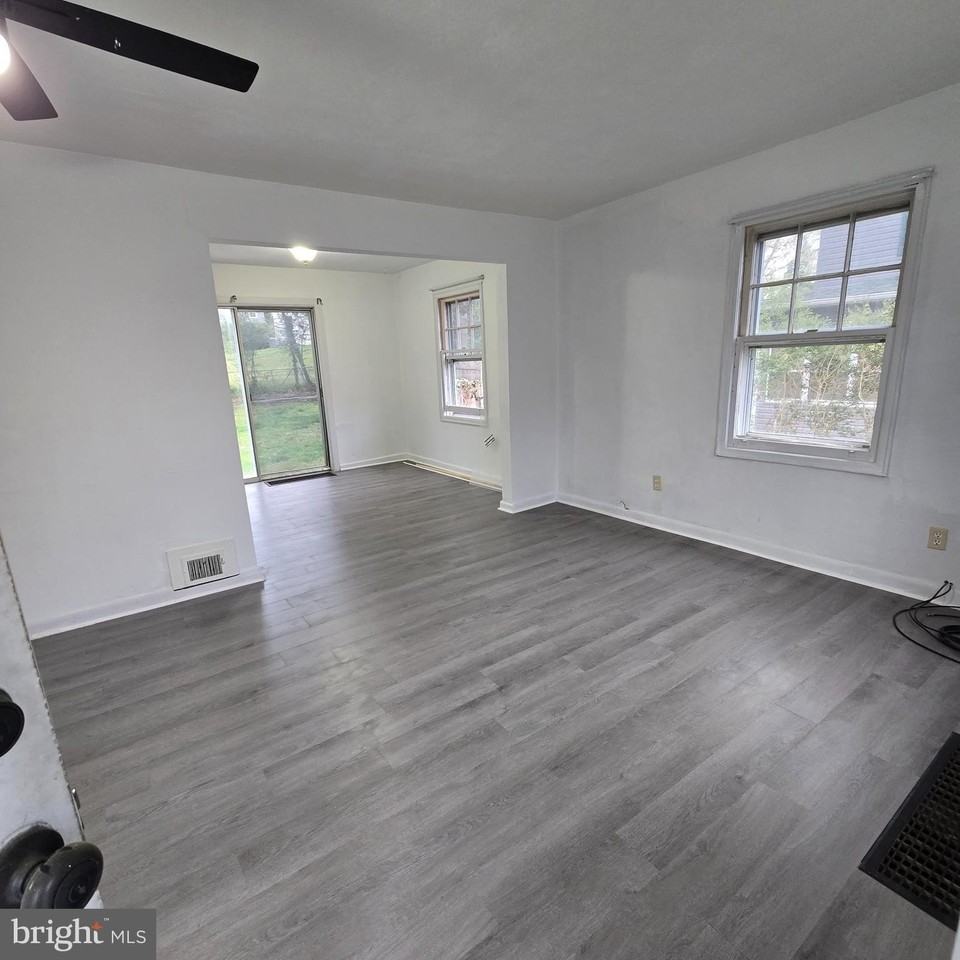 21676 N Essex Dr - Photo 4 of 27