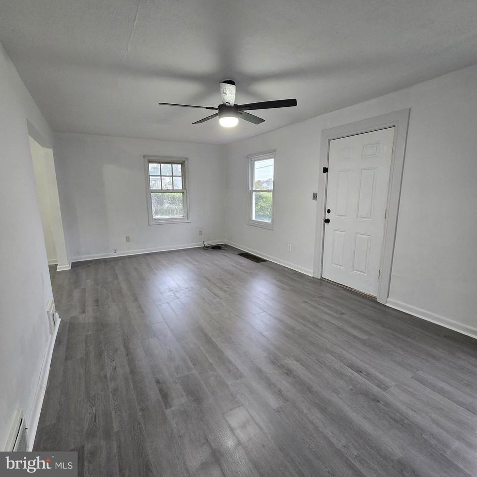 21676 N Essex Dr - Photo 5 of 27