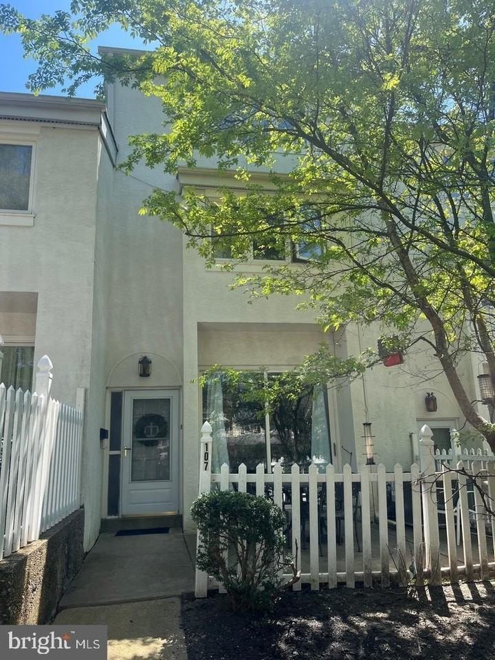 107 Montrose Ave - Photo 2 of 26