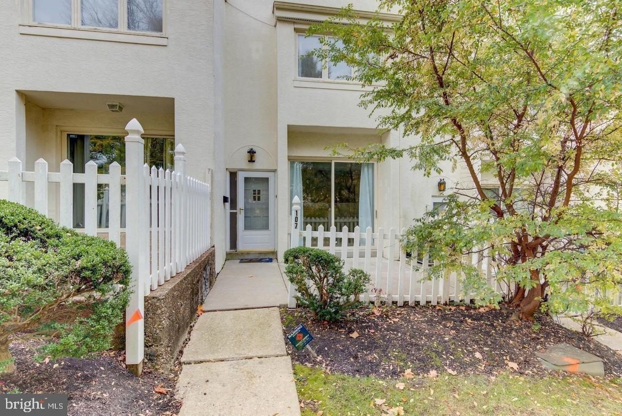 107 Montrose Ave - Photo 3 of 26