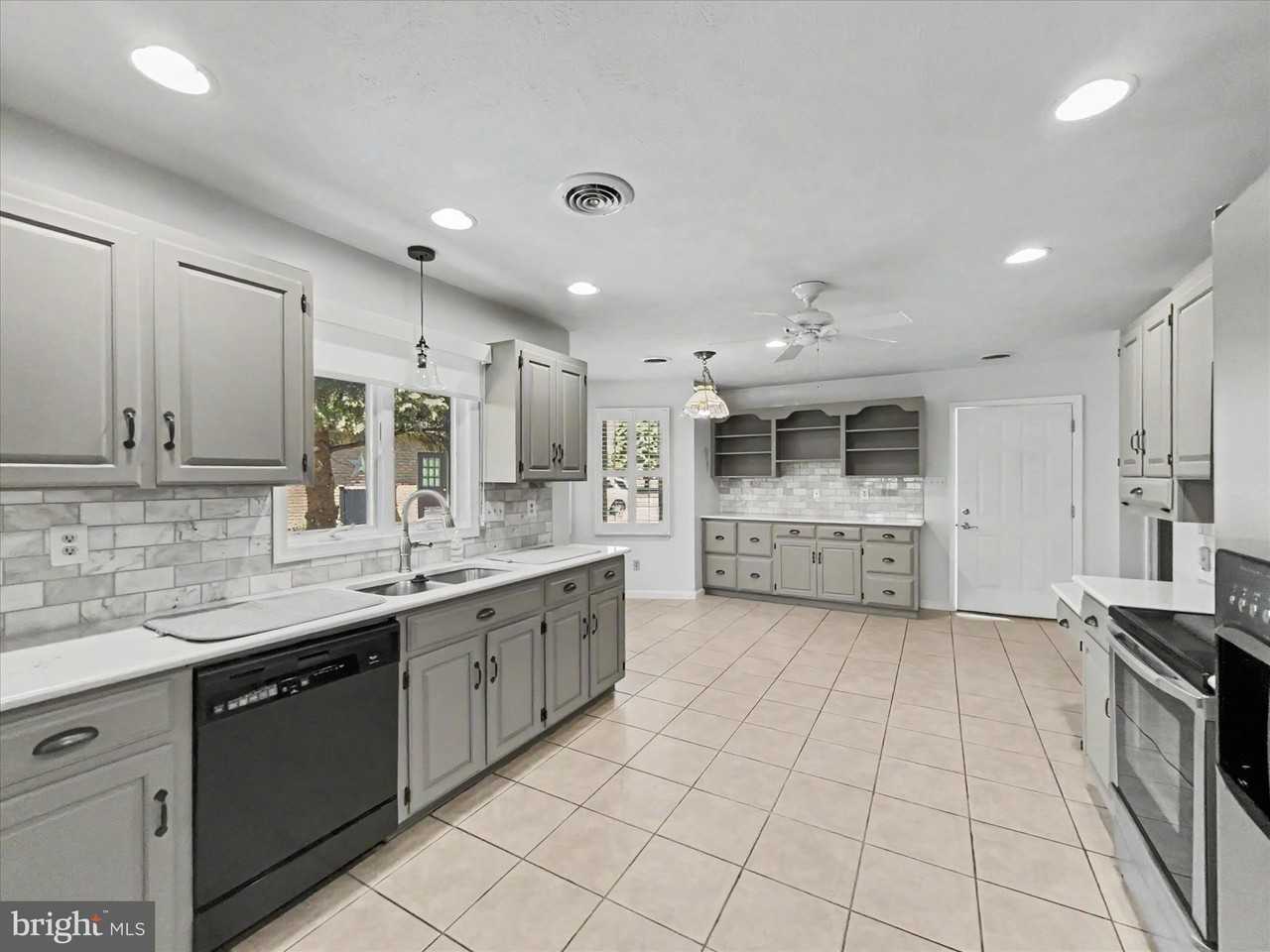 330 Parkwood Dr - Photo 2 of 24