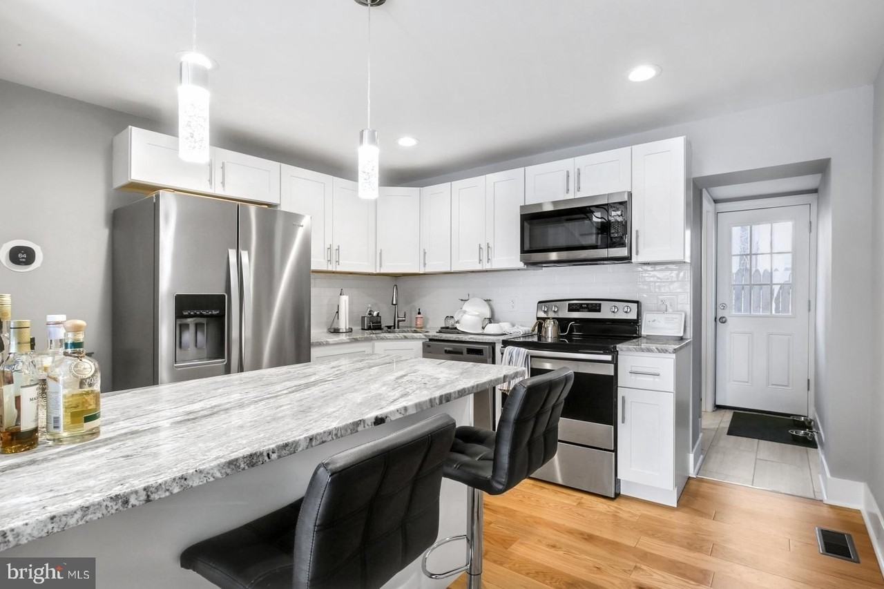 441 E Flora St - Photo 5 of 24