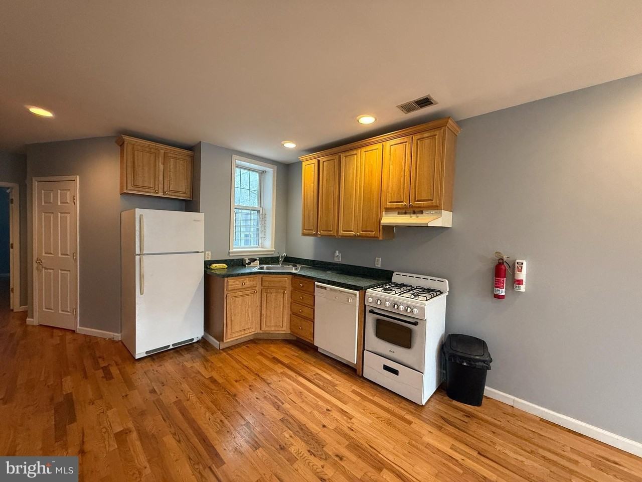 1543 W Thompson St #1 - Photo 3 of 17