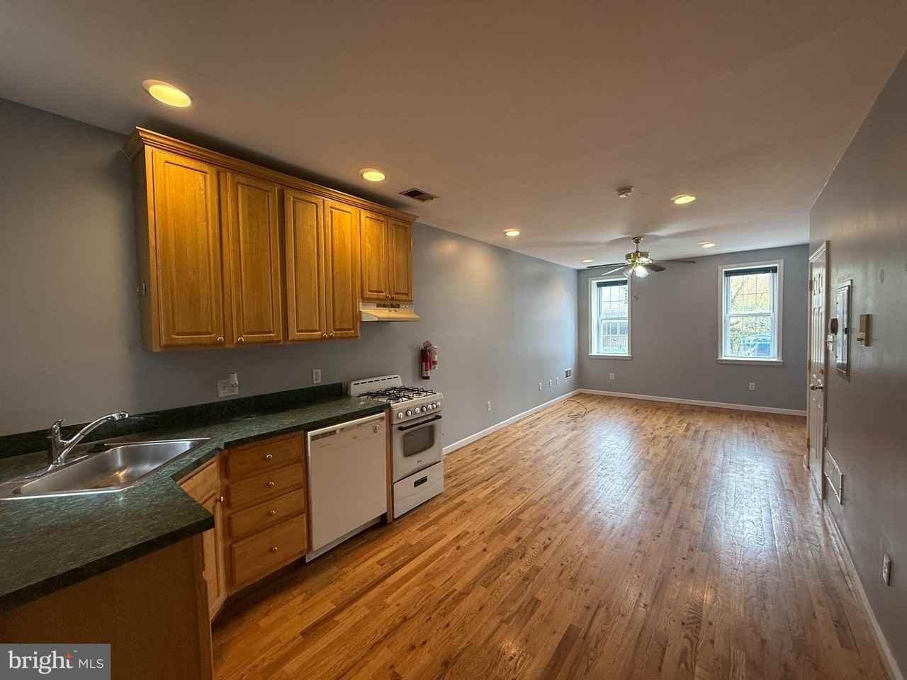 1543 W Thompson St #1 - Photo 4 of 17