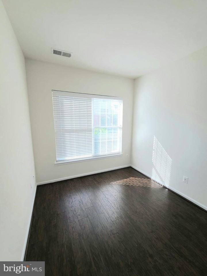 42625 Homefront Ter - Photo 5 of 32