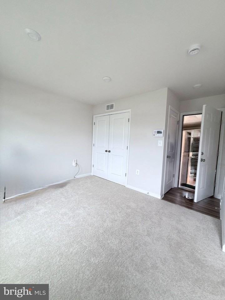 238 Coolidge Ave - Photo 4 of 17