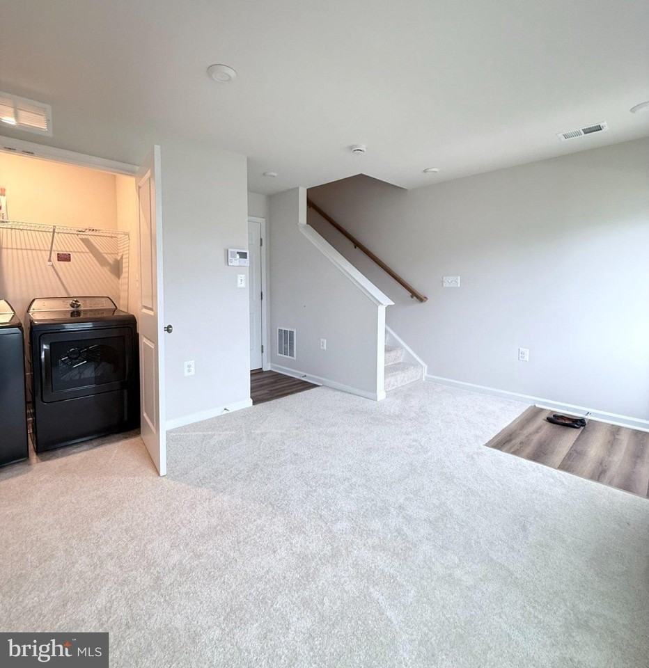 238 Coolidge Ave - Photo 5 of 17
