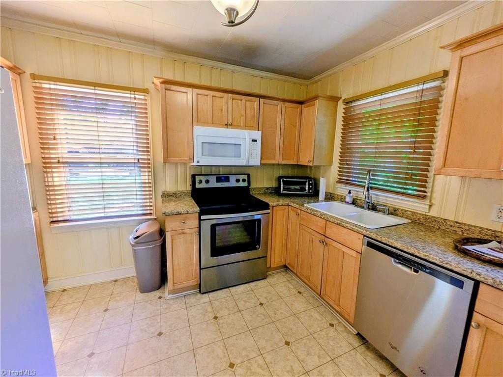 1126 Martin St - Photo 2 of 15