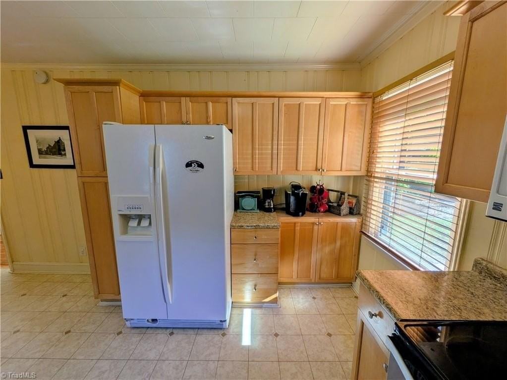 1126 Martin St - Photo 3 of 15