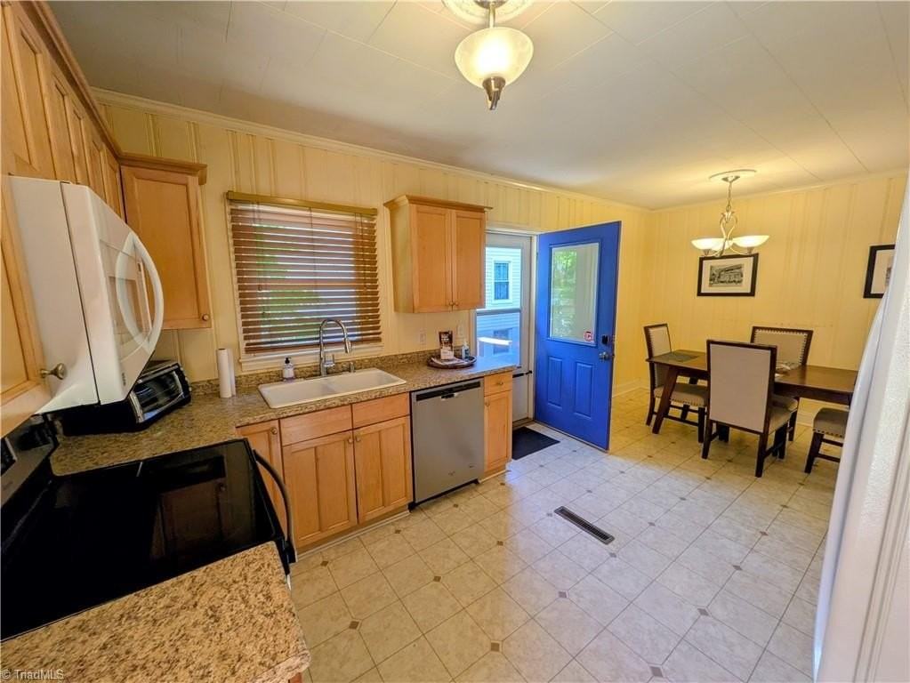 1126 Martin St - Photo 4 of 15