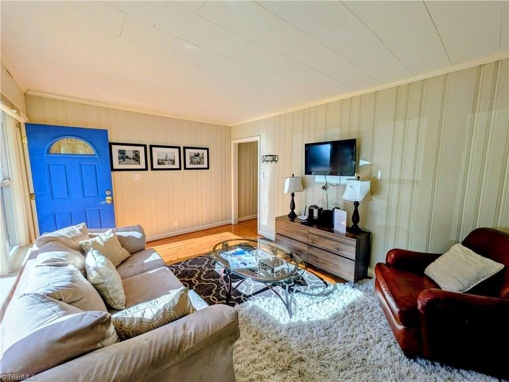 1126 Martin St - Photo 6 of 15