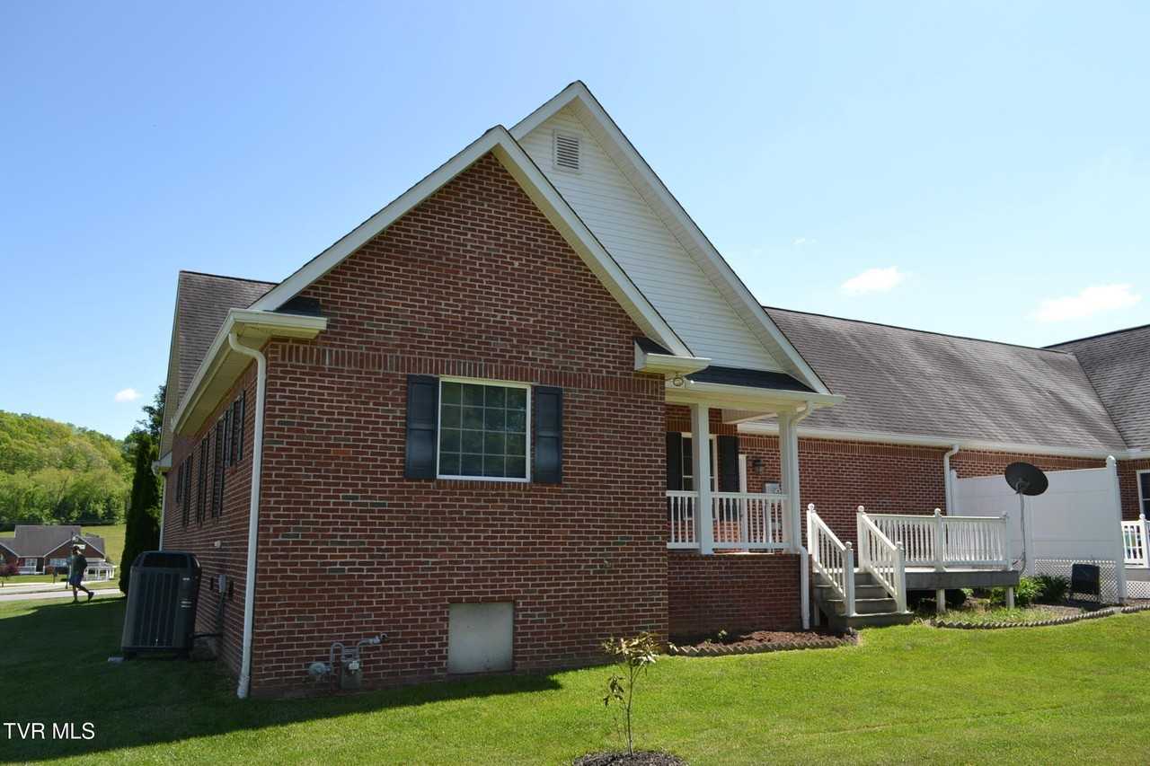 20299 Millbrook Dr #7B - Photo 3 of 27