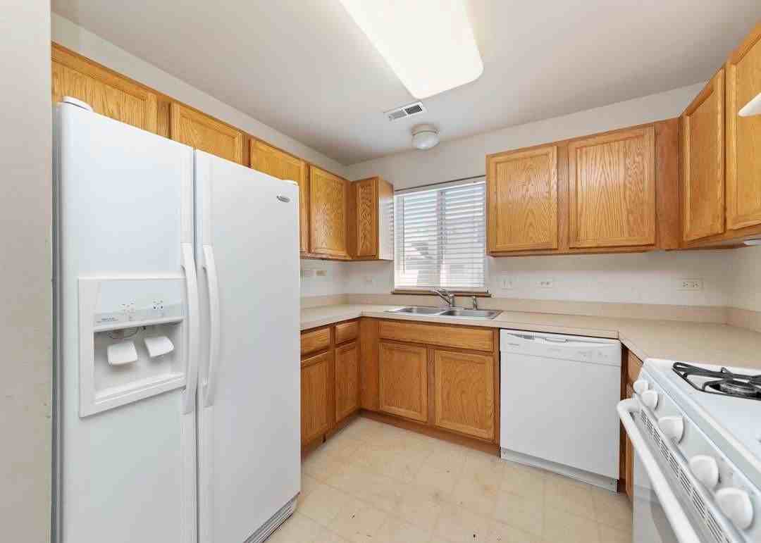 2611 Canyon Dr - Photo 3 of 13